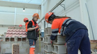 Michelle y Leticia estudian un grado medio de Técnico en Construcción.