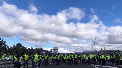 Los agricultores y ganaderos han cortado la A-2 en Calatayud.