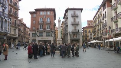 Un grupo de visitantes en la plaza del Torico de Teruel.