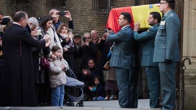 Agentes de la Guardia Civil portan el féretro con el cuerpo de David Pérez Carracedo en Pamplona. / Europa Press
