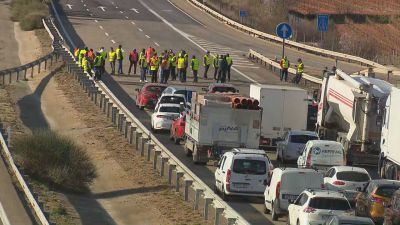 Los agricultores han cortado la A-23, a la altura de Paniza.