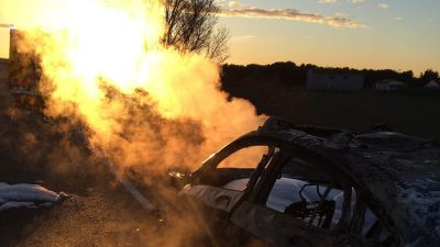 Las llamas se han originado en el motor del turismo. / Ayuntamiento de Huesca