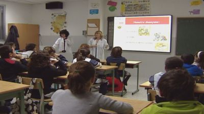 Enfermeras durante una charla en un colegio.