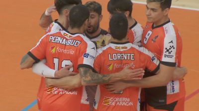 Los jugadores del Pamesa Teruel celebran un punto.