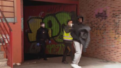 Una de las personas desalojadas del garaje.