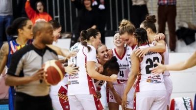 Las jugadoras de Casademont Zaragoza femenino celebran una canasta.