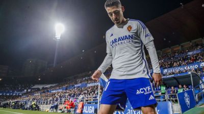Toni Moya durante el lanzamiento de un córner.