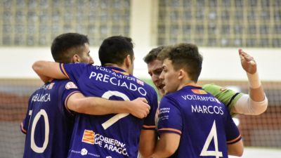 Los jugadores del Full Energía celebran un gol.