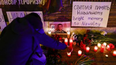 Protestas tras la repentina muerte en prisión del líder opositor ruso Alekséi Navalni, este viernes junto a la embajada rusa en Madrid. / EFE/Rodrigo Jiménez