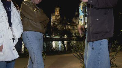 Un grupo de jóvenes bebe alcohol en la ribera del Ebro.