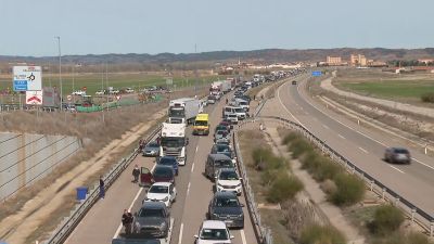 Los agricultores provocan cortes de tráfico en la A-23 este domingo.