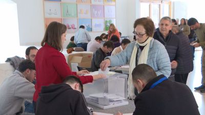 Una mujer vota en Galicia.