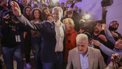Alfonso Rueda a su llegada a la sede del PP, tras obtener la mayoría absoluta. (EFE/ Lavandeira Jr)