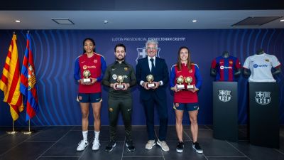 Salma Paralluelo, a la izquierda, junto al resto de barcelonistas premiados por la IFFHS.