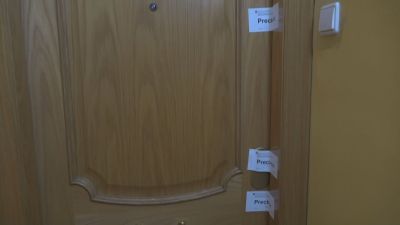 Puerta precintada por los Mossos d'Esquadra en Olot (Girona).