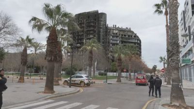 Acceso de los vecinos al garaje del edificio incendiado.