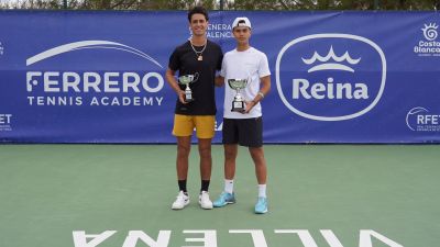 Alejo Sánchez (derecha), posa junto a Diego Fernández tras ganar el  ITF M15 de la Academia Juan Carlos Ferrero.