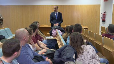 El consejero de Sanidad, José Luis Bancalero, ha mostrado la propuesta a algunos MIR.