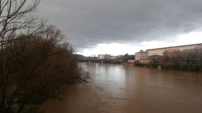 El río Ebro a su paso por Logroño este martes. / Europa Press