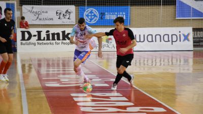 Adri Ortego controla el balón en un lance del encuentro.
