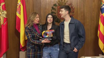 Naiara y Juanjo junto a la alcaldesa, Natalia Chueca.