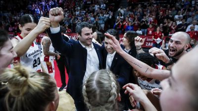 Las jugadoras y cuerpo técnico de Casademont Zaragoza celebran el triunfo ante Mersin.