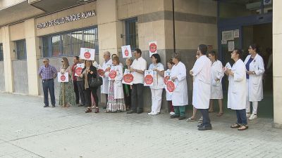 Sanitarios a las puertas de un centro de salud en protesta por una agresión a un compañero.
