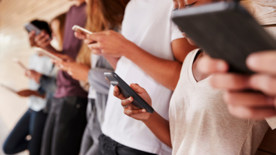 El 28% de los adolescentes se siente ignorado por culpa del móvil. / Canva