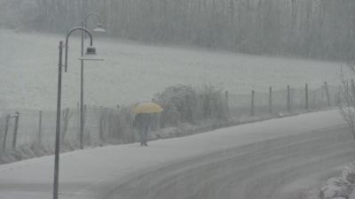 Un vecino de Panticosa pasea bajo la nieve