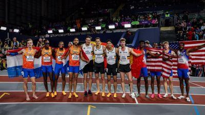Christian Iguacel en el podio junto con sus compañeros tras hacerse con el oro.