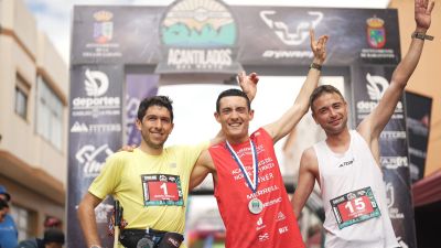 Daniel osanc (derecha), junto a sus compañeros en el podio en la Acantilados del Norte.