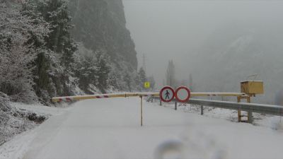 La carretera de acceso al Balneario de Panticosa está cerrada al tráfico.