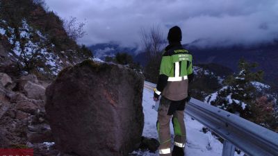 Efectivos del SPEIS del parque de Boltaña han intervenido para tratar de abrir el acceso a la población de Yeba. / DPH