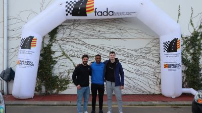 Imagen de los tres pilotos becados para participar en el Regional de Slalom.