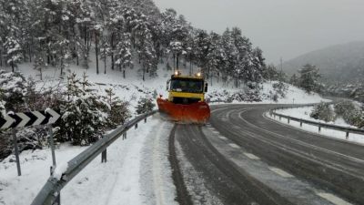 Efectos del temporal de lluvia y nieve en las carreteras aragonesas. / Europa Press