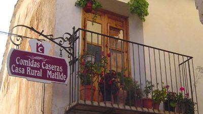 Cartel de Casa Matilde en la localidad turolense de Tronchón.