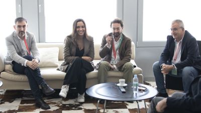 La ganadora del premio Blasillo, Marta García, junto a alguno de los invitados que han participado en el Congreso de Periodismo. / CPH