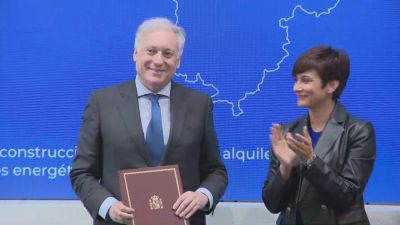 El consejero Octavio López y la ministra Isabel Rodríguez tras la firma del acuerdo.