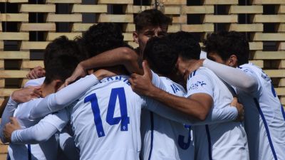 Los jugadores del Deportivo Aragón se abrazan tras un gol.