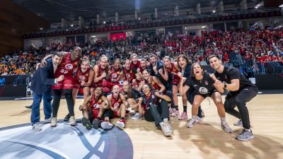 Las jugadoras de Casademont Zaragoza femenino celebran el pase a la final.