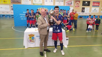 El capitán del Full Energía Zaragoza recoge el trofeo de campeón.