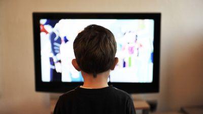 Un menor viendo la televisión. / Canva