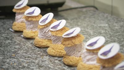 Nazarenos, el dulce típico que elabora un obrador turolense en Semana Santa.
