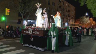En Zaragoza, la procesión de las Negaciones ha partido hacia el centro de la ciudad desde el barrio de Miralbueno.