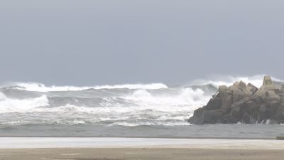 Oleaje en San Esteban de Pravia (Asturias) este jueves. / TPA