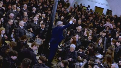 Así han roto la hora los tambores en Híjar, tras la señal del alcalde, Jesús Puyol