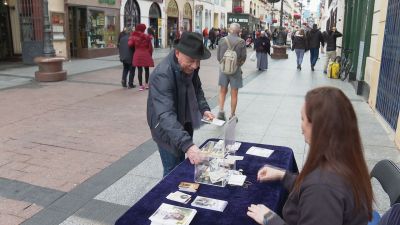 Mesa de recogida de donativos de la Hermandad del Refugio en la calle Don Jaime I de Zaragoza.