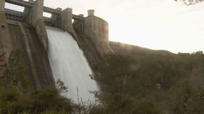 Las tres compuertas abiertas de la presa de El Grado liberan 400 metros cúbicos por segundo.