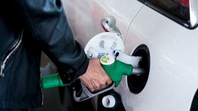 Un litro de gasolina cuesta 1,645 euros de media y el de diésel, 1,541 euros.