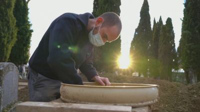 Trabajos de exhumación en un cementerio a cargo de asociaciones memorialistas.
